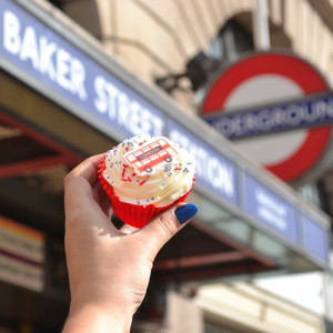 Wenzel's Christmas Campaign: Cupcake infront of tube station